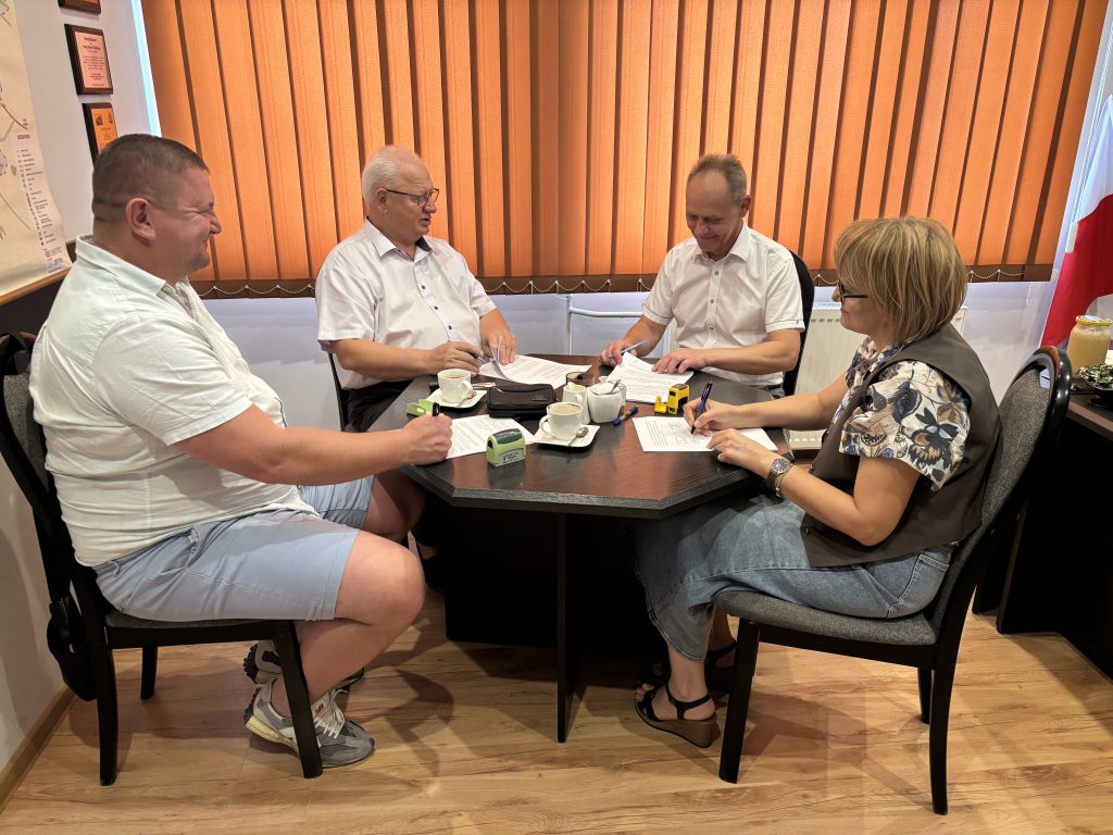 Podpisanie umowy na przebudowę drogi w miejscowości Łubki